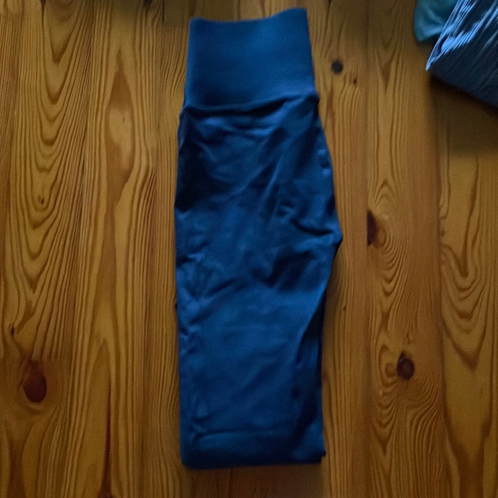 Fabletics sucked in leggings (size: M)
